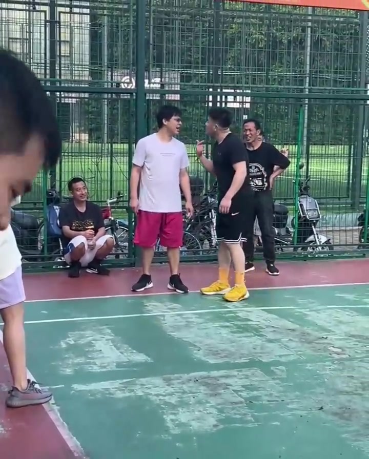 野球场俩小伙冲突斗嘴，这不比看球有意思多了