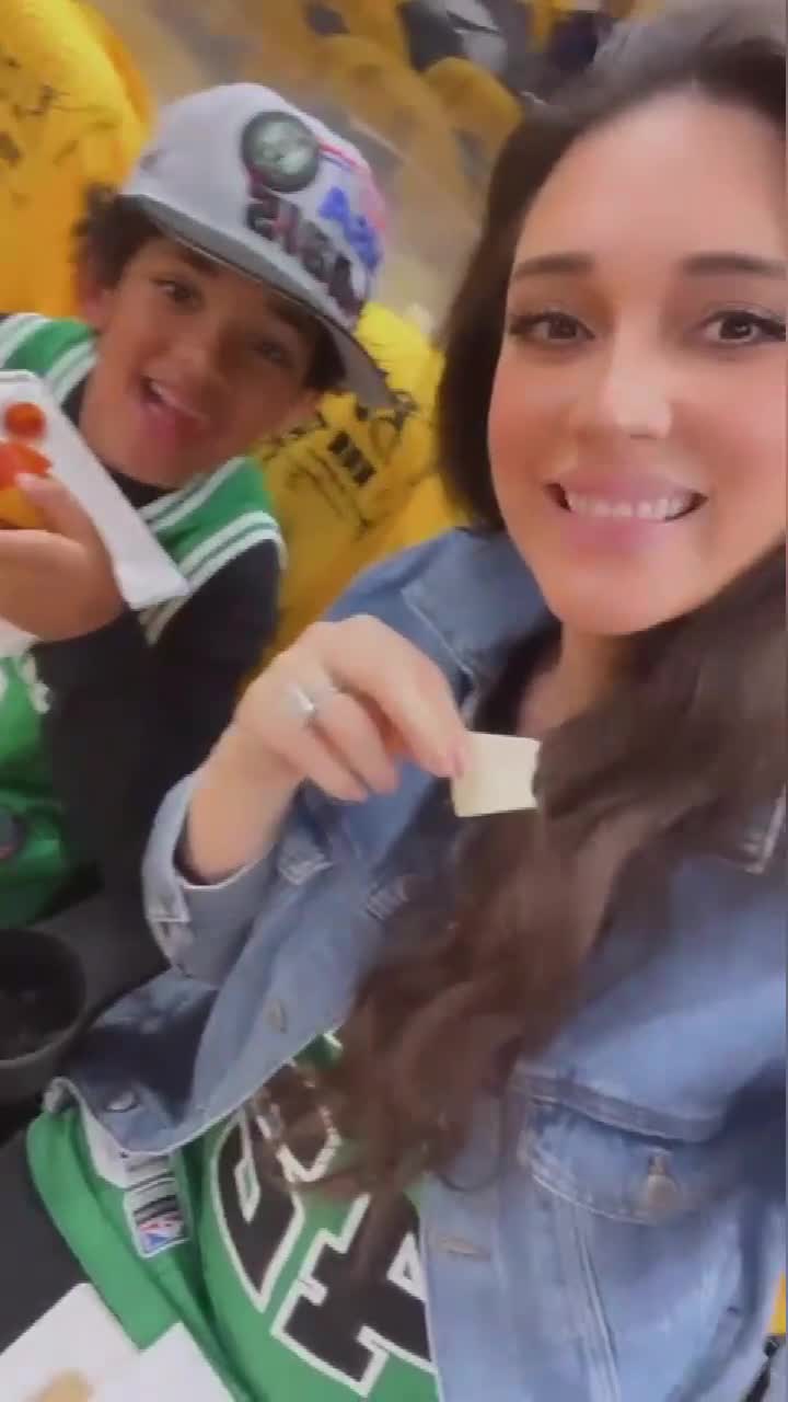 美美哒！霍福德娇妻带着孩子来给老公加油了