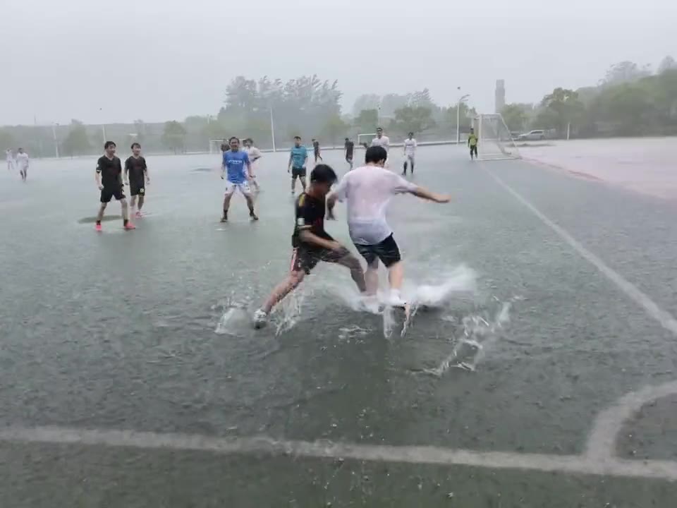 爱踢球的人总是风雨无阻！