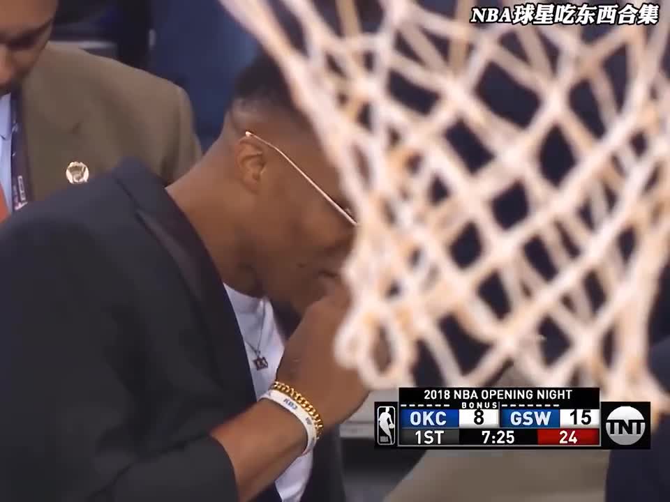 NBA球员在场边都喜欢吃啥？库里真是爆米花不离手啊！