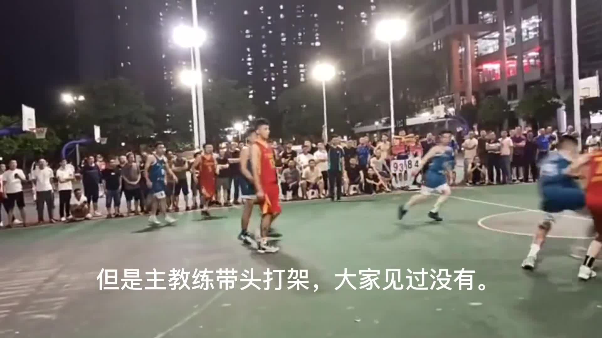 因队员的脸被蓝衣队员手打到 红衣教练不爽怒吼 惹怒蓝衣领队