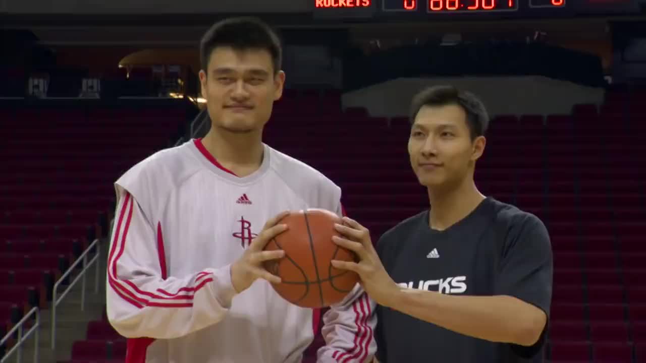 2007年姚明与易建联首次在NBA上演中国德比