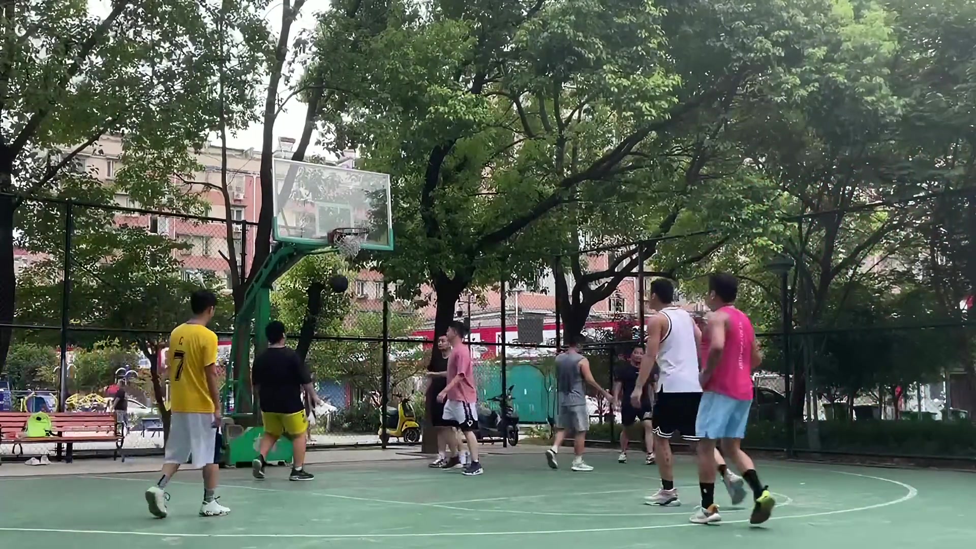 小哥晒剪辑：小区有个可恶的投篮人 看似散漫投篮神准被打爆