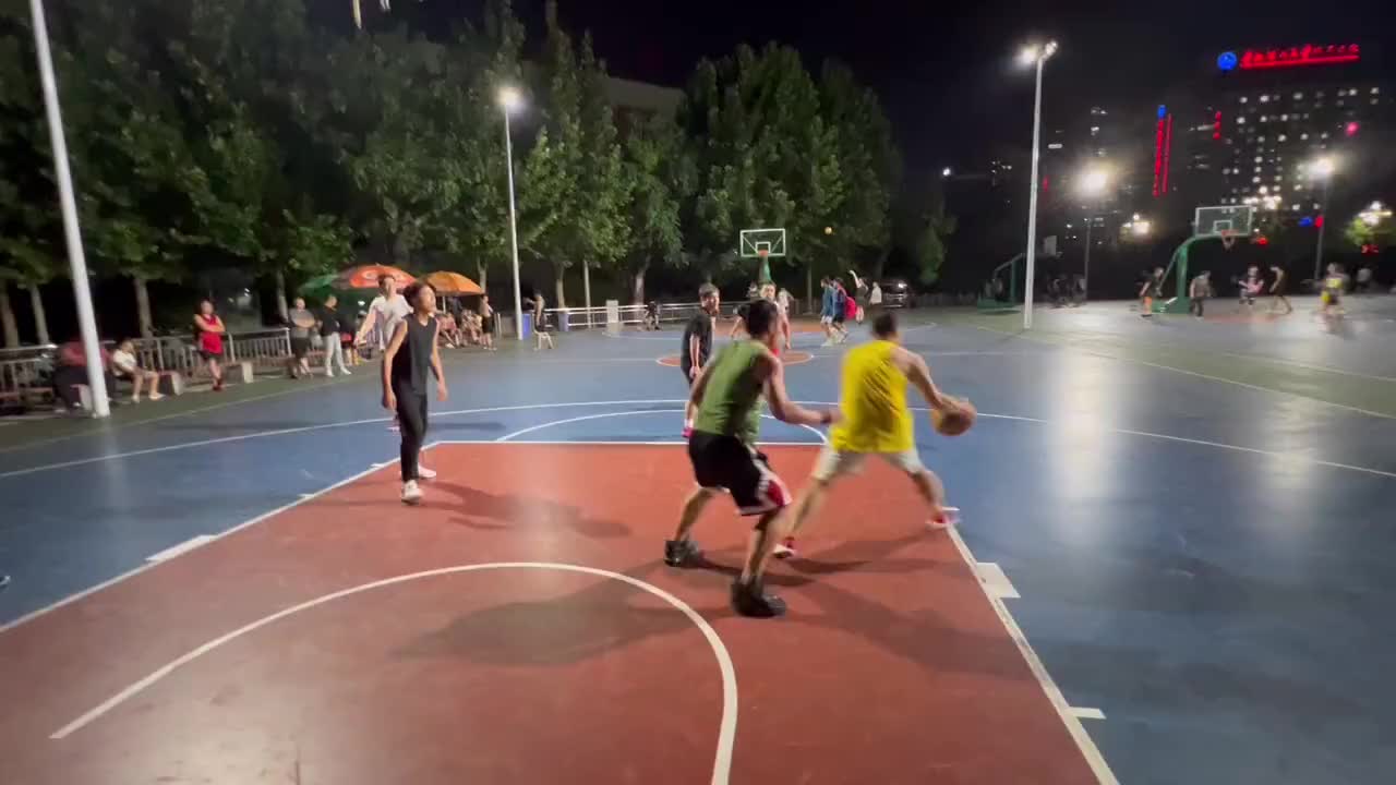 这球进攻犯规了吗？