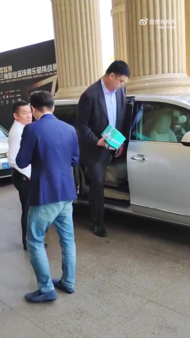姚明坐车，又双叒叕被卡住啦！