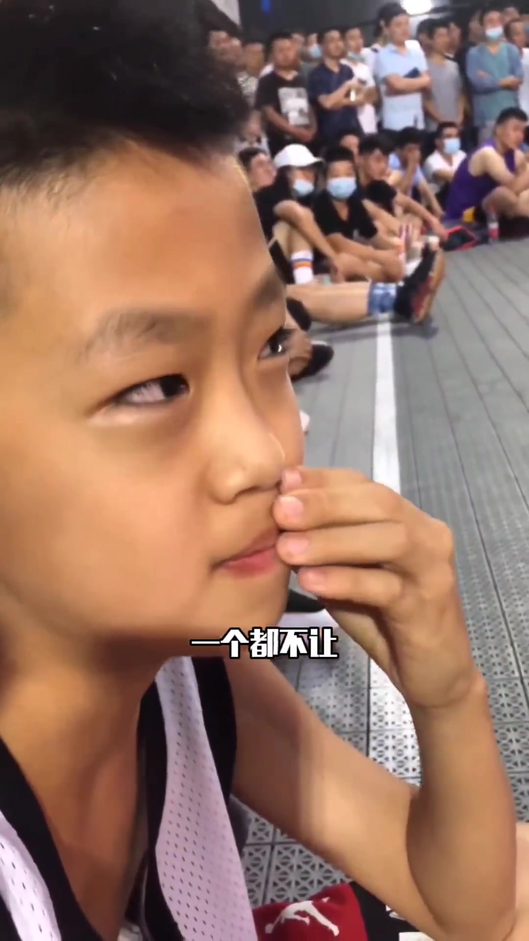 现在小学生打球这么好横么？单挑5个说5-0就5-0