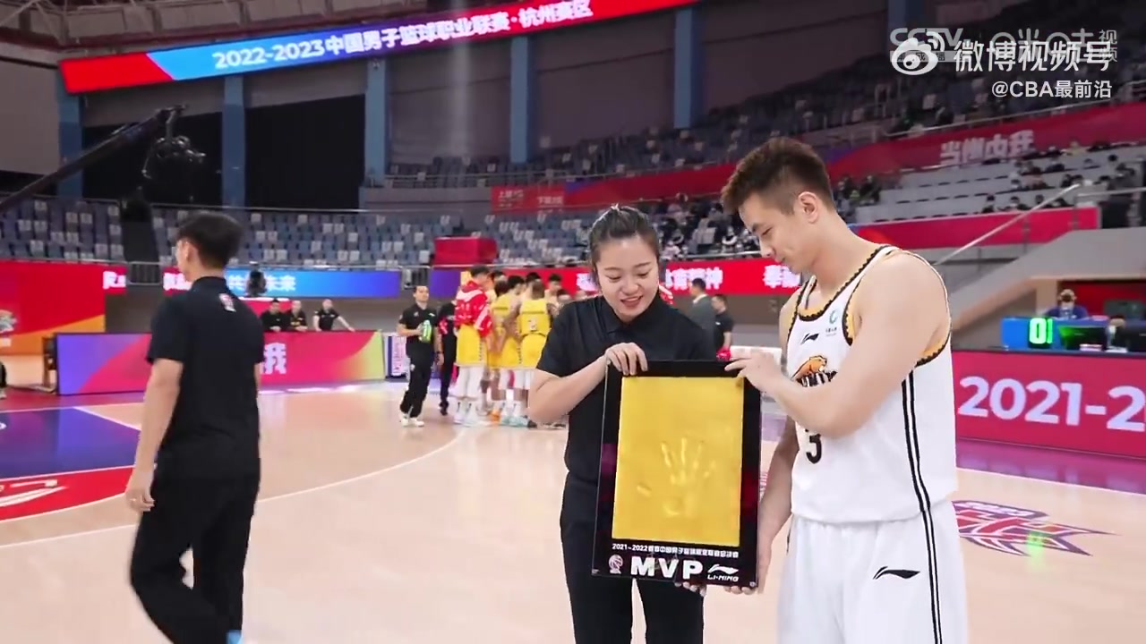 国内第一个替补FMVP！小姐姐给赵继伟颁FMVP手印