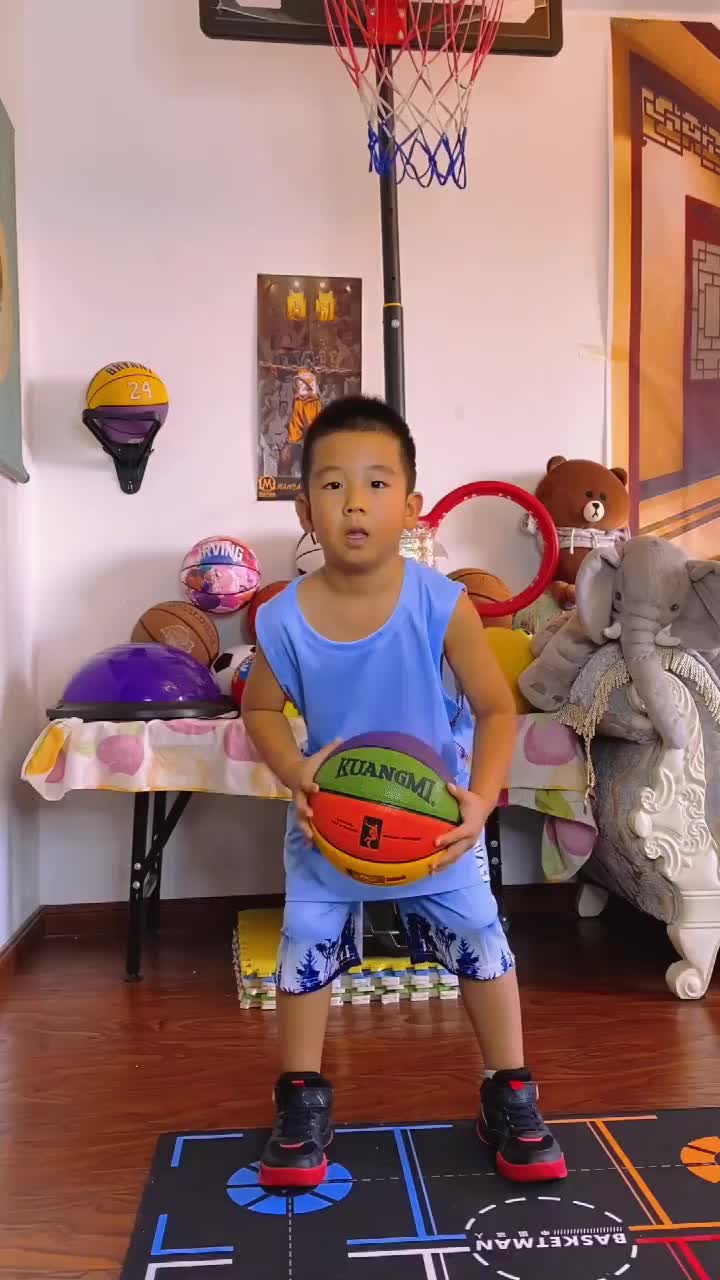 很不错了哈！幼儿园球霸浅学莫兰特的旋转跳跃上篮