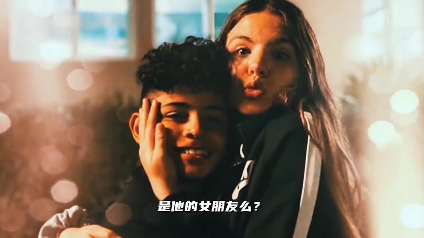 迷你罗身边的姑娘到底是谁？这么小的年纪不能交女朋友了吧？