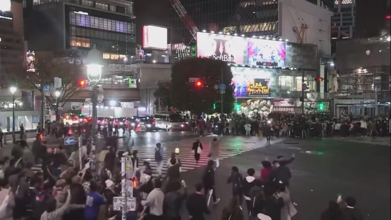 日本街头等红绿灯人们庆祝赢球