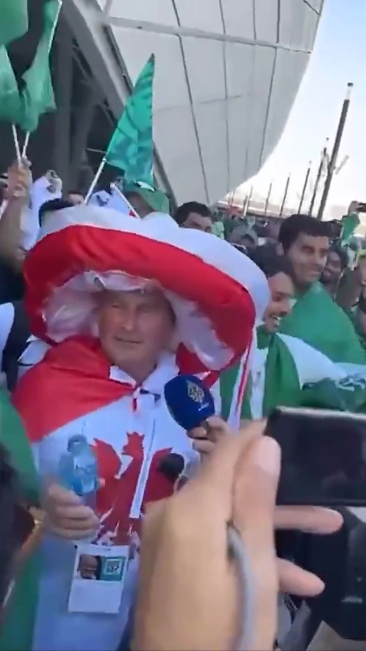沙特球迷围着波兰球迷问：莱万在哪儿呢？