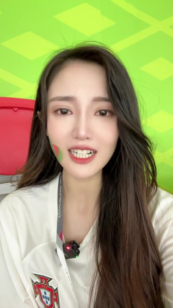 小姐姐看到C罗淘汰后伤心落泪：我的青春落幕了 C罗永远在我心里