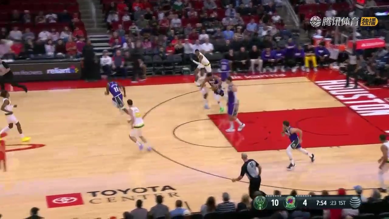 简直怪物！字母哥抢断后场5秒反击一条龙1v2隔扣！
