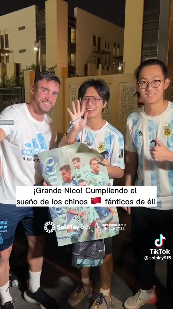 中国球迷夜闯阿根廷训练基地 求塔利亚菲科的签名