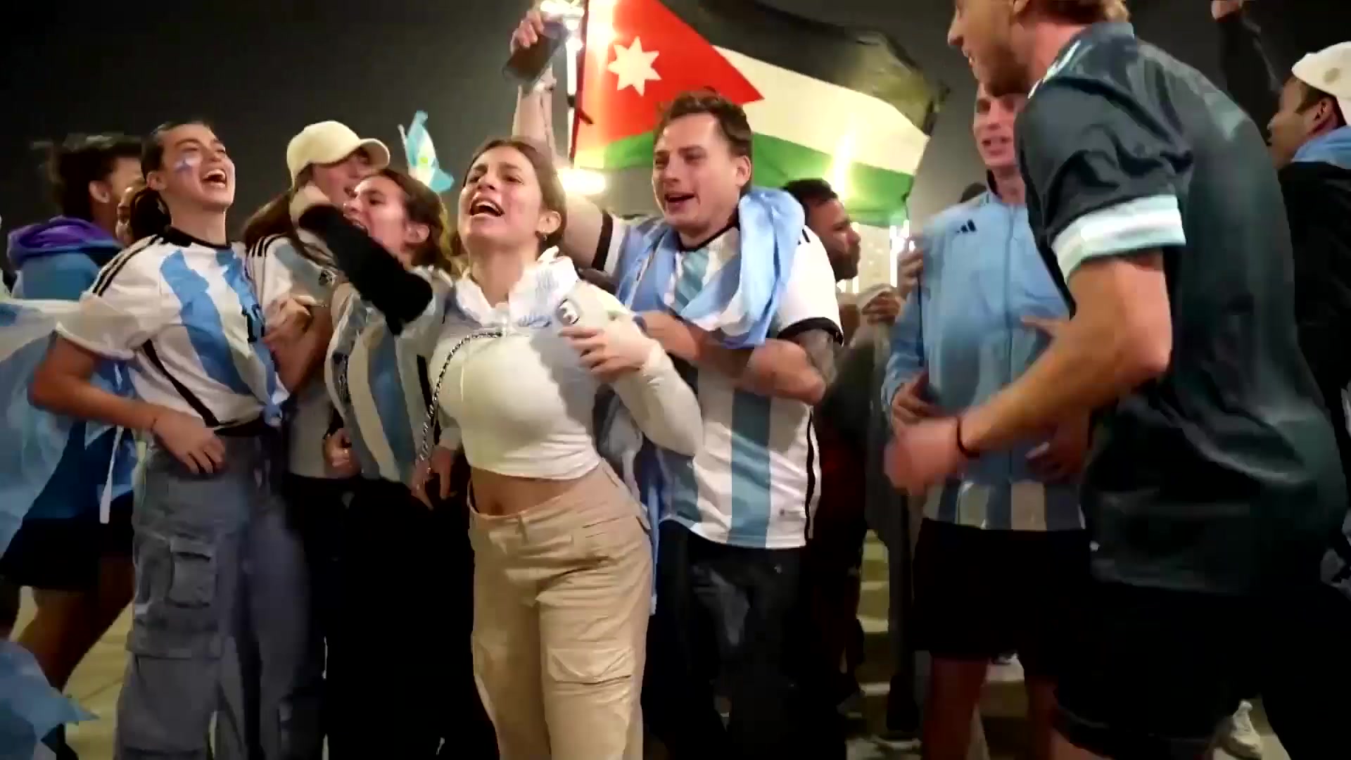 吸引眼球的阿根廷女球迷狂欢庆祝