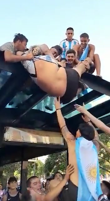 阿根廷胖球迷想爬上顶棚，差点被扒光了
