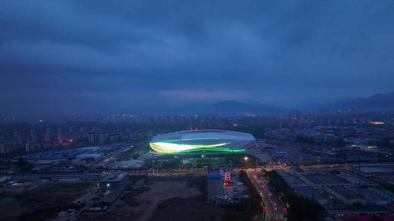 千呼万唤始出来 青岛青春足球场亮化开始 又一专业足球场即将建成