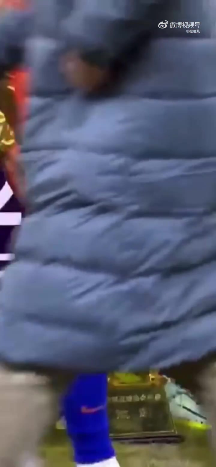 这奖杯质量...足协杯冠军奖杯貌似坏了