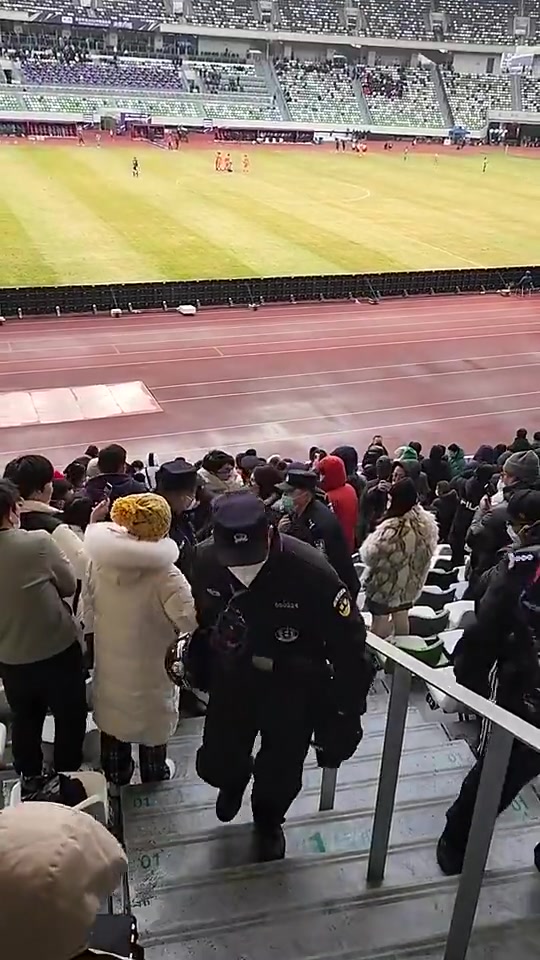 足协杯决赛现场，一女子不断大喊：吴兴涵骗钱骗感情