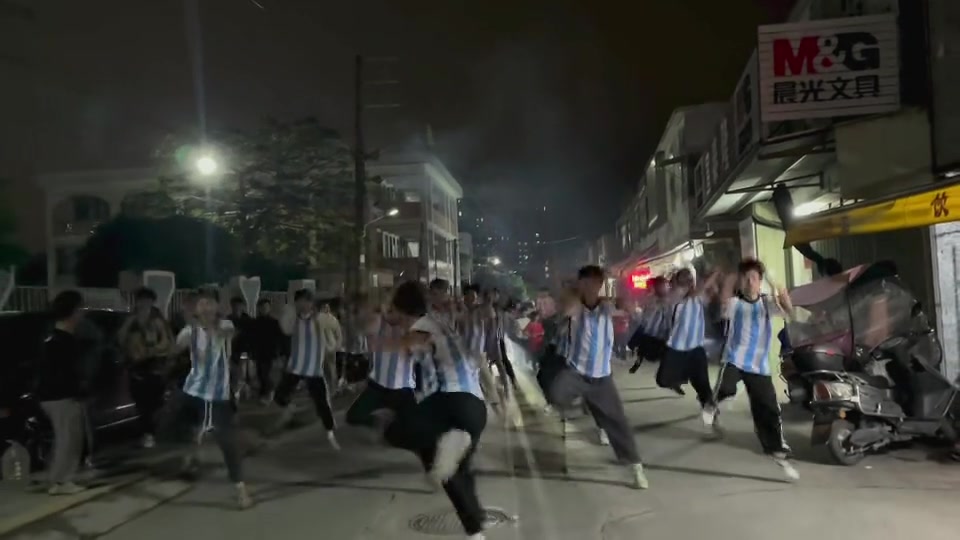 梅西看了都点赞！一群潮汕小伙，身穿阿根廷球衣跳潮汕传统舞蹈