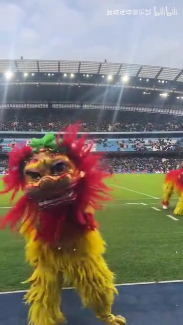 锣鼓喧天，狮舞欢腾！曼城与狼队比赛中场休息上演舞狮秀