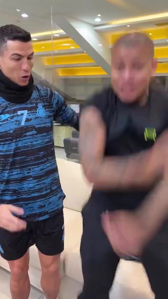 C罗被球迷的模仿庆祝惊到哈哈大笑