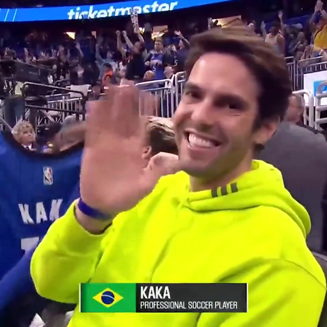 依旧帅气迷人！卡卡现场观战NBA