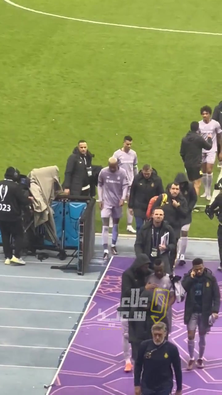 中场休息时！吉达联合球迷对着C罗高喊“梅西！梅西！梅西！”