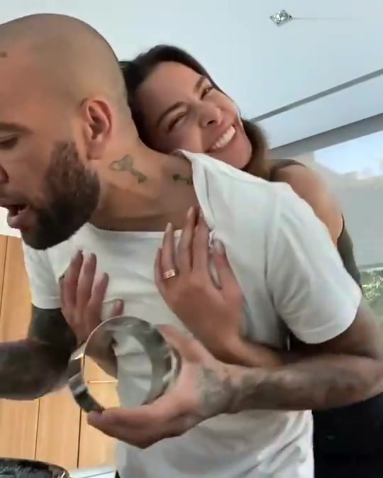 曾经是多么幸福啊！妻子背后环抱阿尔维斯翩翩起舞