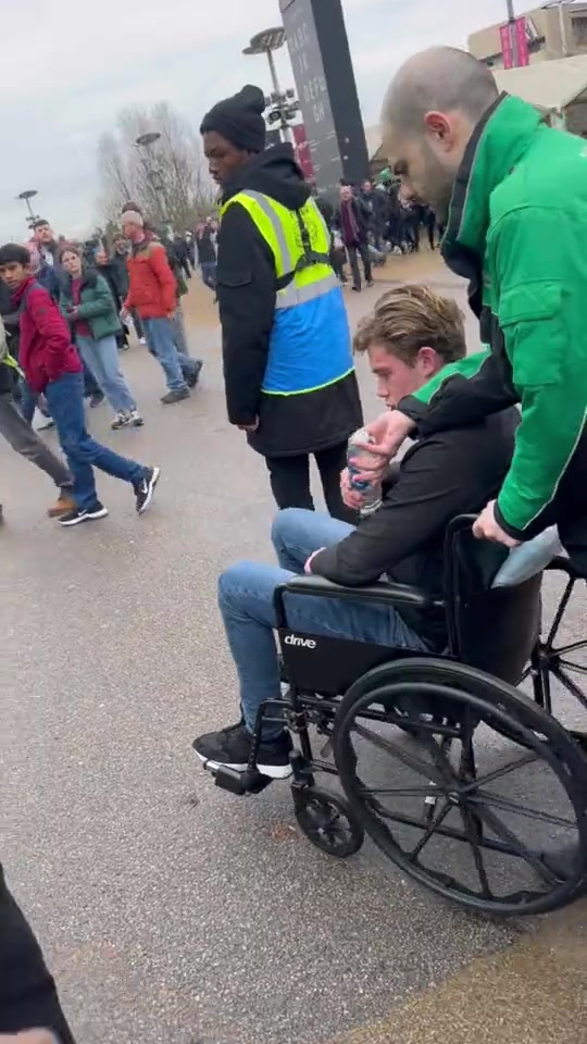 被一拳打翻切尔西球迷后续：直接坐轮椅了