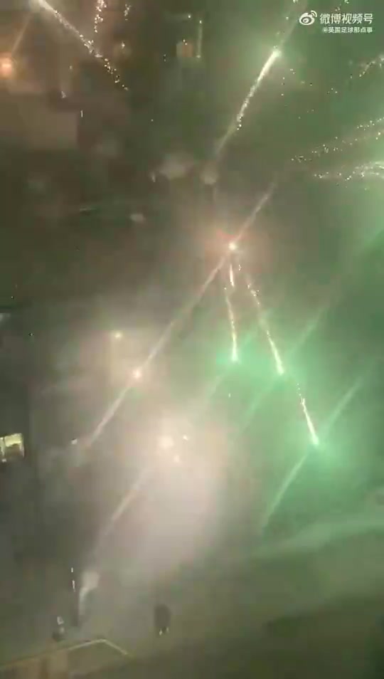 利物浦球迷在皇马入住的宾馆外用礼花“迎接”