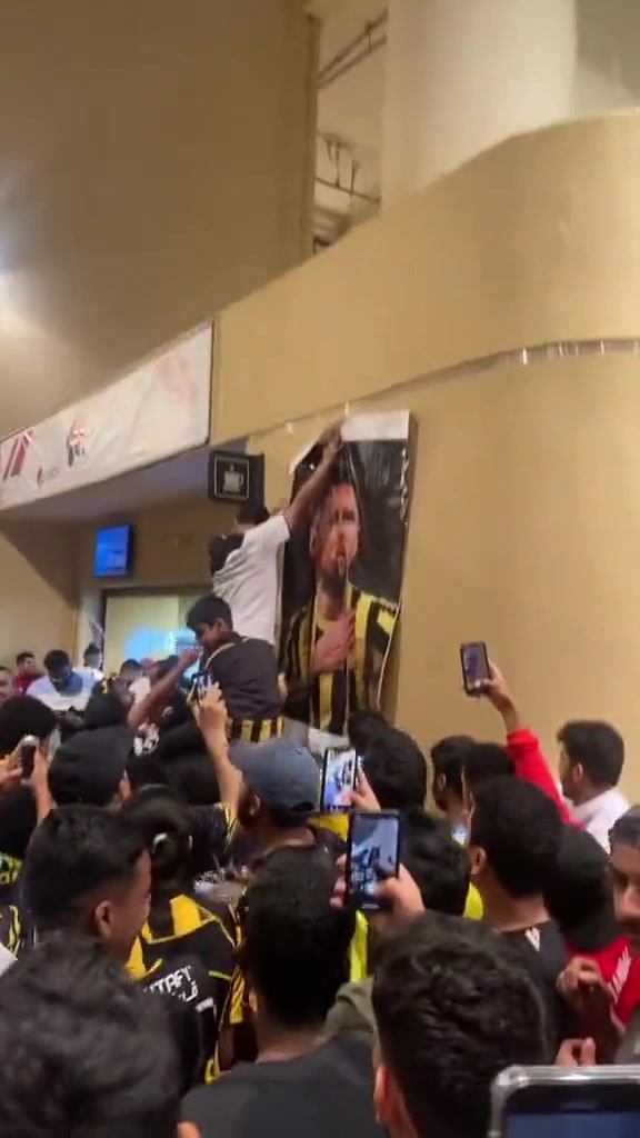 吉达联合球迷把梅西头像贴在墙上 挑衅利雅得胜利