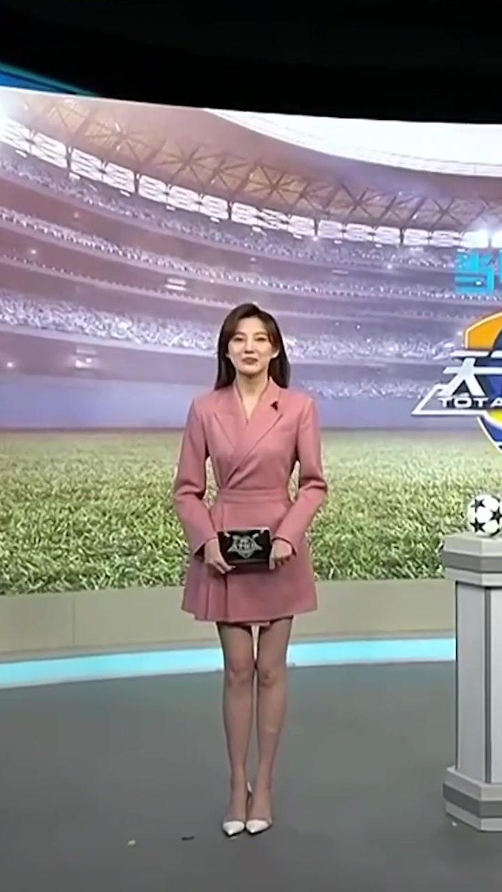 马凡舒西装配短裙好看吗？