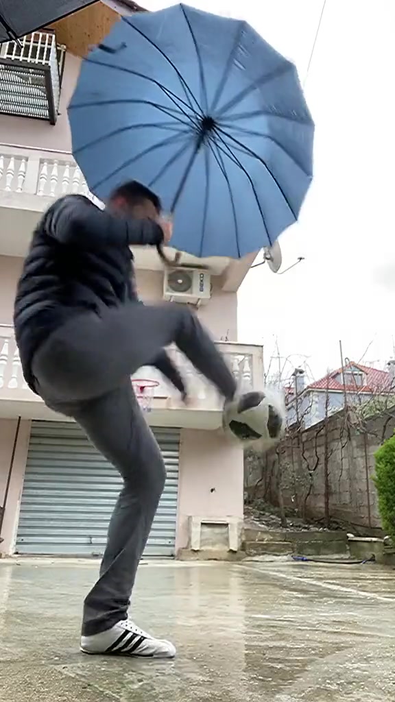 就这样被你征服！用脚投篮的球迷