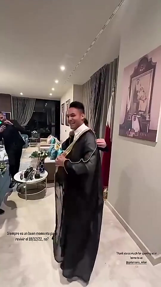 劳塔罗穿梅西世界杯同款长袍哈哈大笑