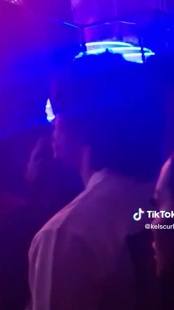 外交型右后卫？阿诺德&贝林厄姆一起看演唱会