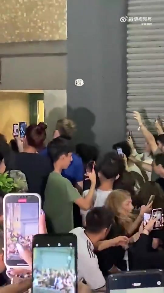 太疯狂了！梅西吃完饭后离开餐厅，门口被围得水泄不通