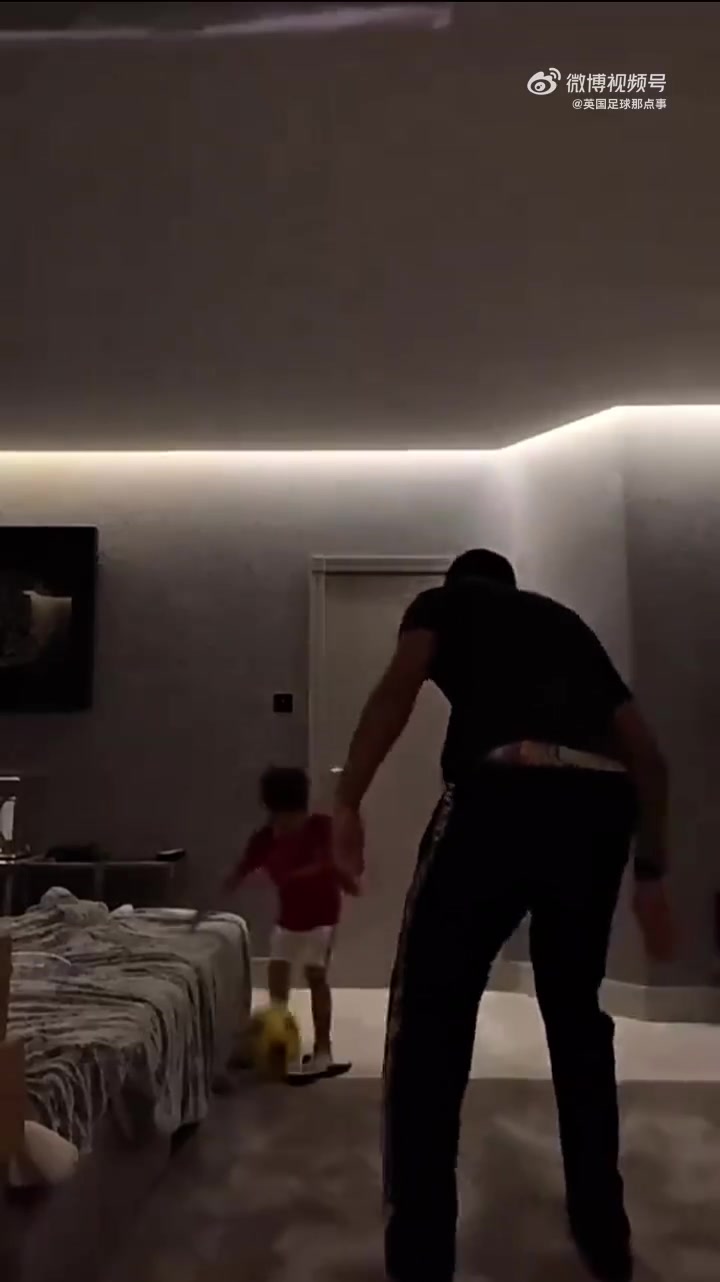 是亲爹了！马夏尔晃倒儿子后还故意趴下头球攻门