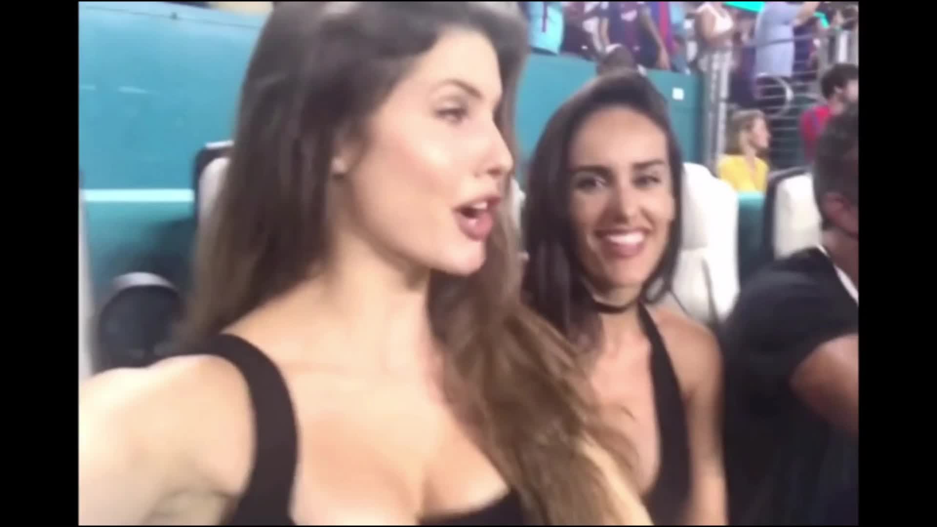 太惊艳了！让内马尔都忍不住回头多看几眼的美女！