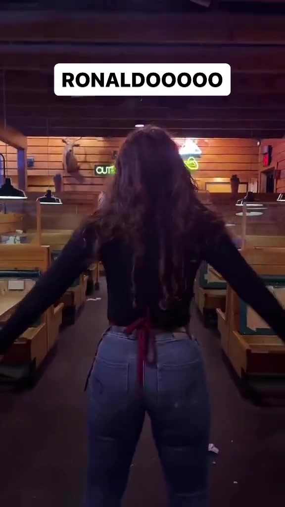 餐厅女服员模仿C罗的标志庆祝