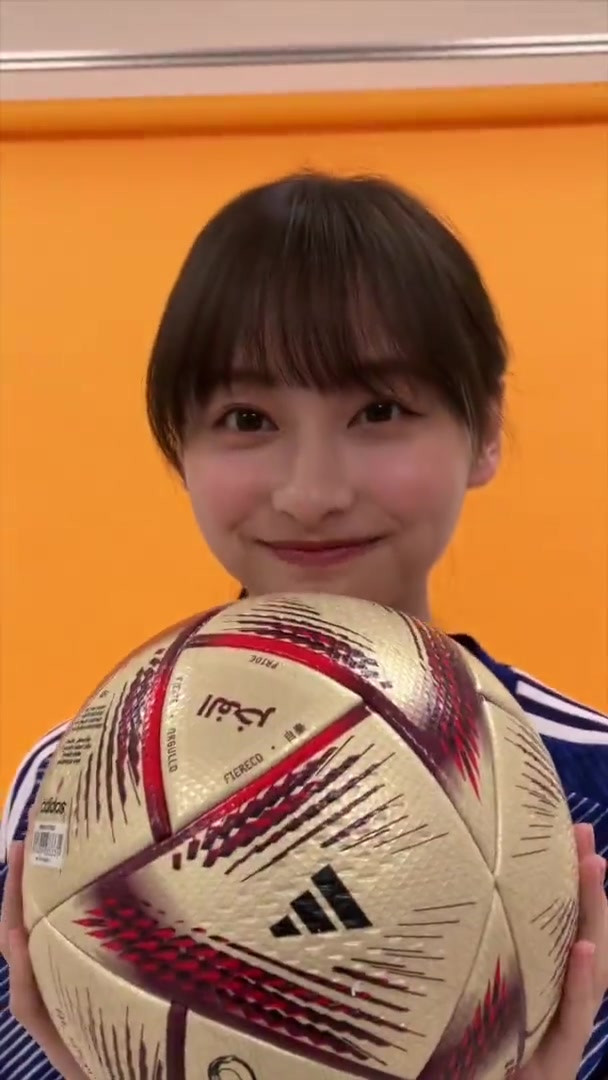 采访三球王的日本女偶像拿着世界杯用球卖萌
