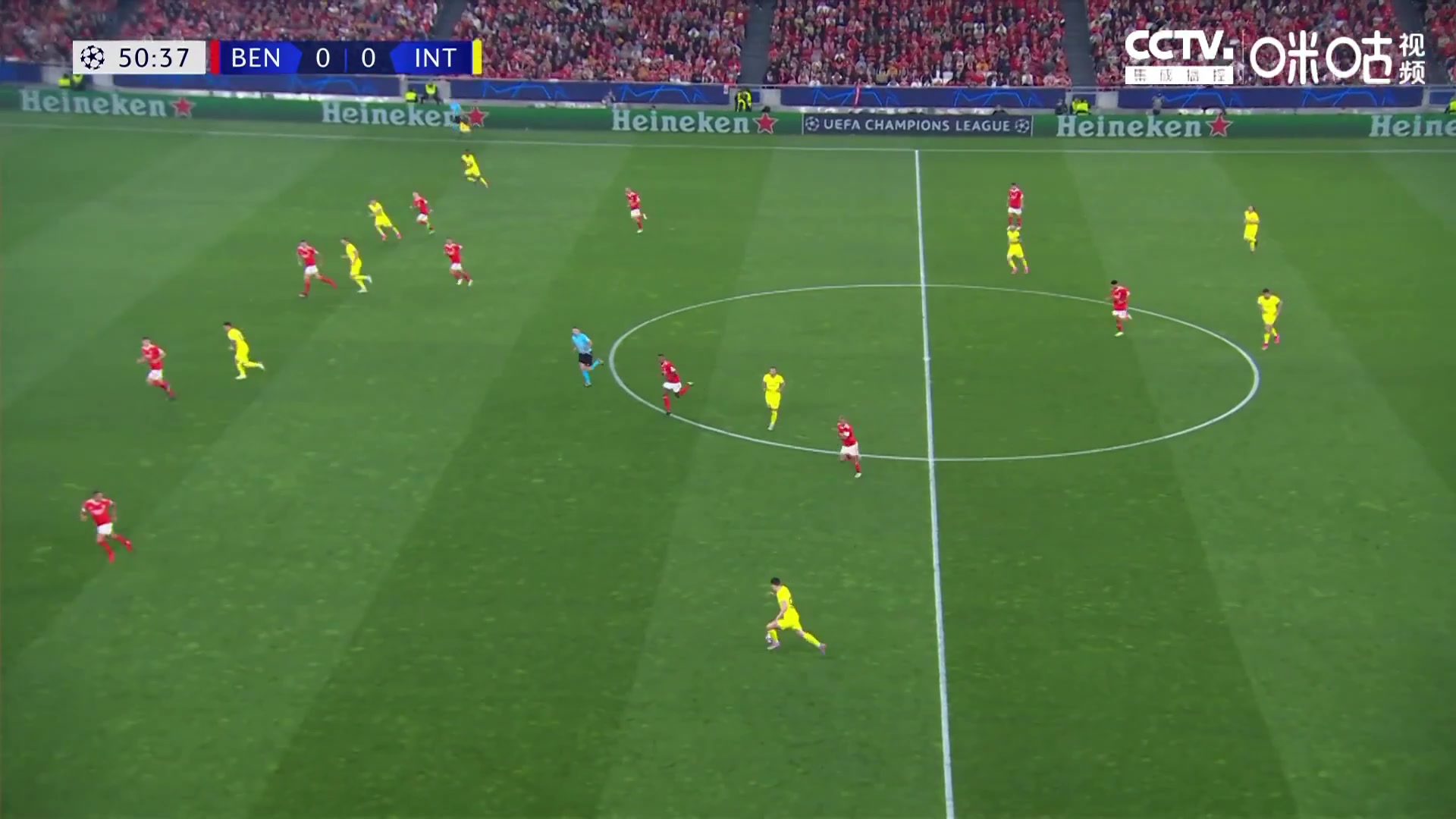 国米1-0领先！巴斯托尼助攻，巴雷拉头球破门
