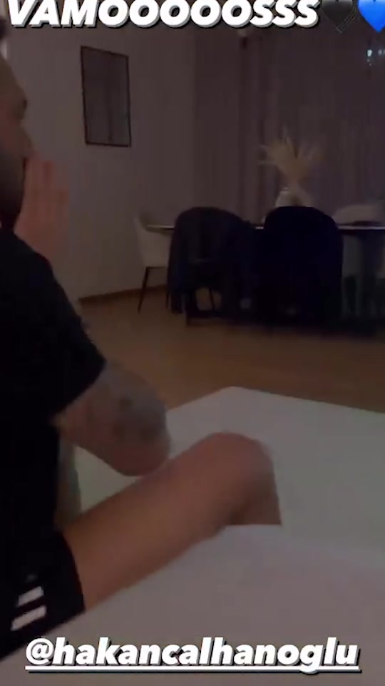 因伤缺席的恰尔汗奥卢家中庆祝卢卡库进球