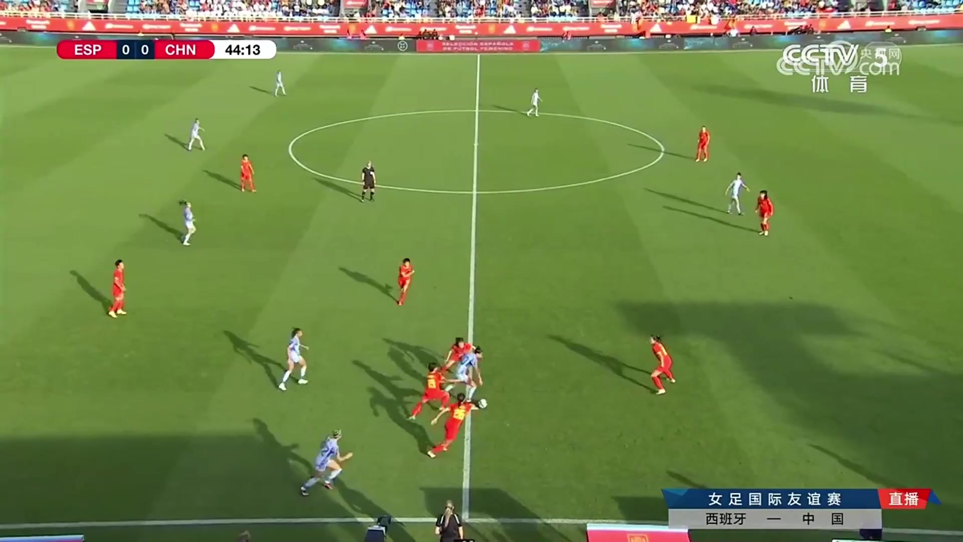 中国女足0-1落后！四人围抢失败，特蕾莎世界波破门