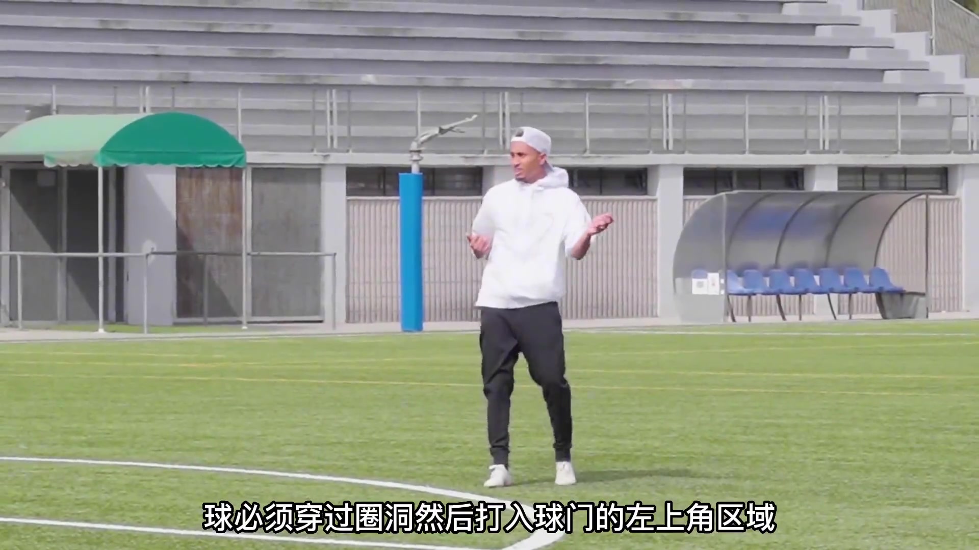 拉菲尼亚射门挑战，这脚法大家说怎么样？