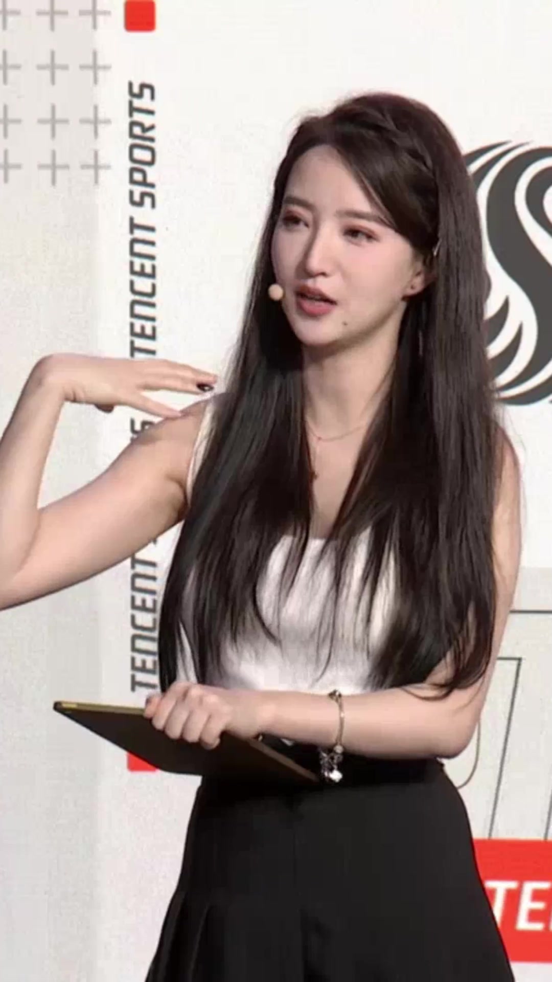 好逗啊！美女主播郭小仙儿：张玉宁宣誓时，肌肉看起来很有力