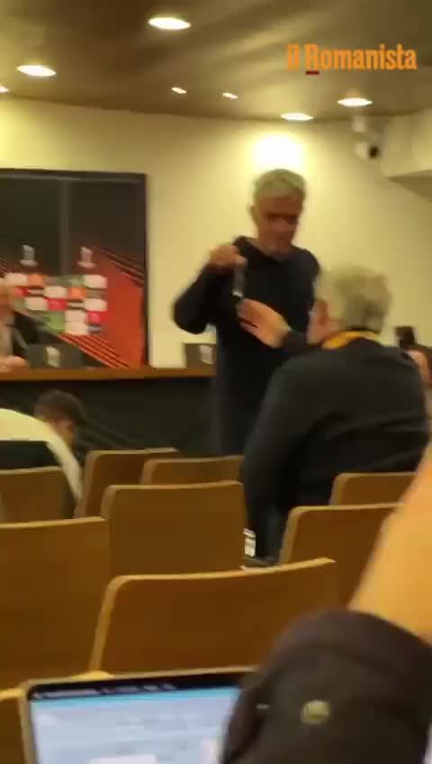 穆帅赛后送给荷兰记者一个欧会杯钥匙扣 记者:他真的不在乎