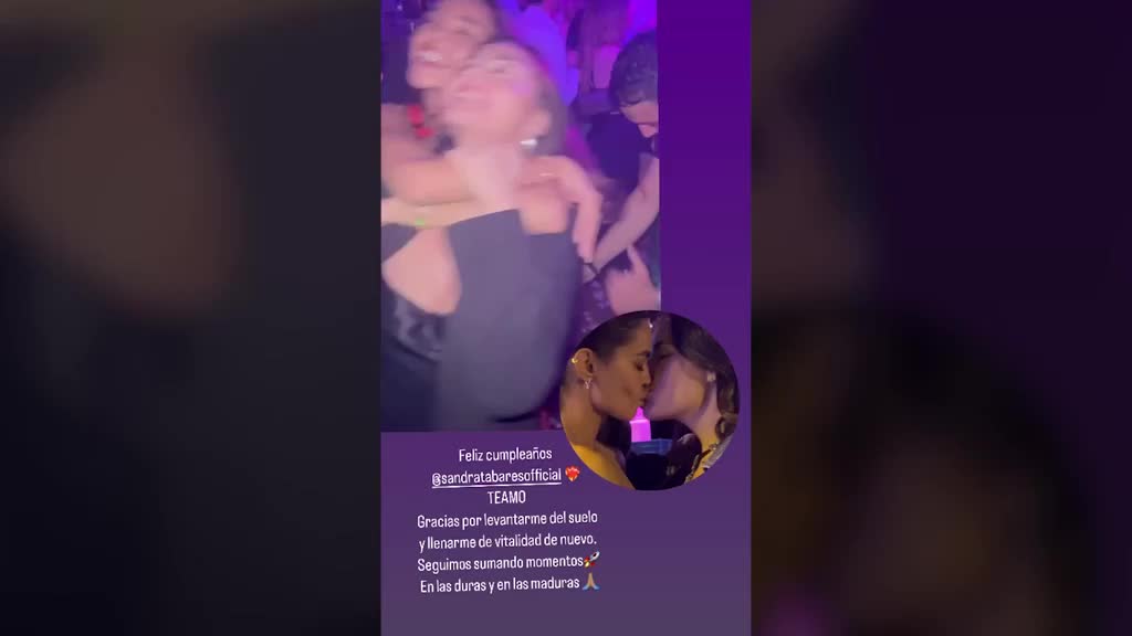 放飞自我！阿尔维斯前妻和女性友人激吻