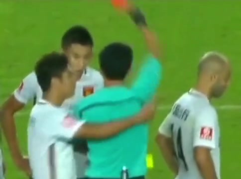 中国球员赛后不打招呼被两黄变一红！国外球迷：这还是第一次见