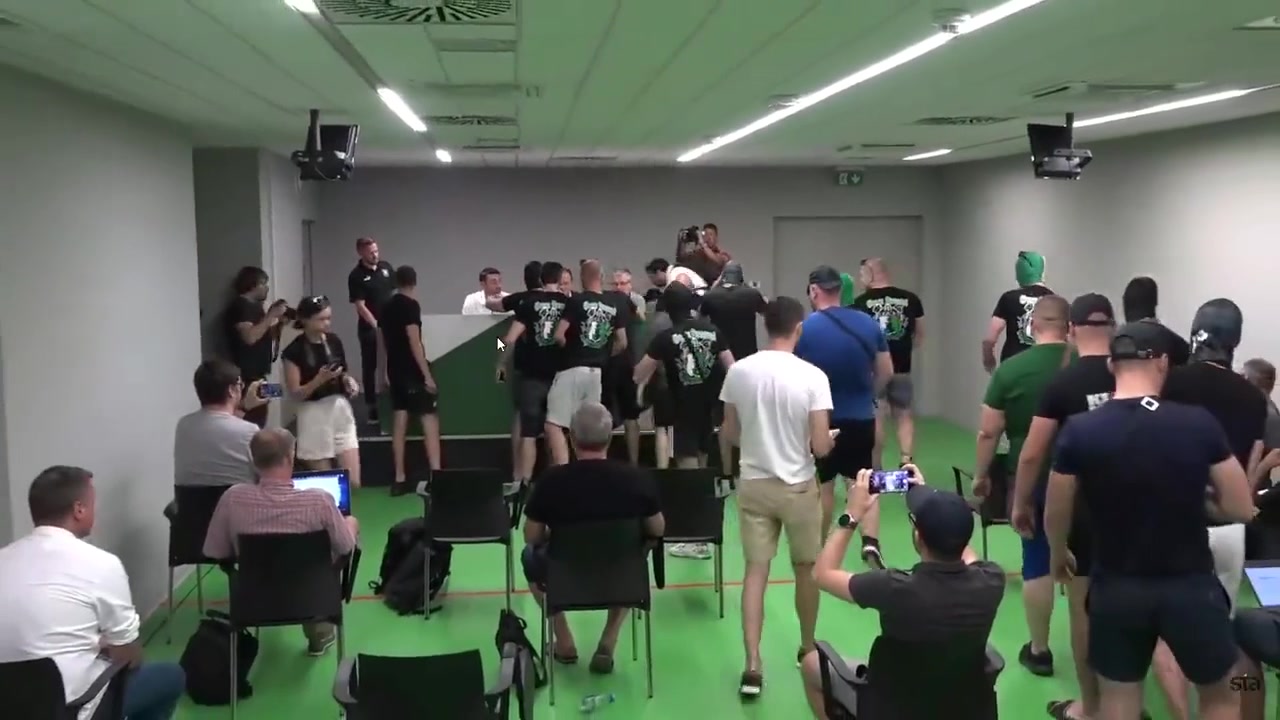 新教练上任发布会被极端球迷赶出去了